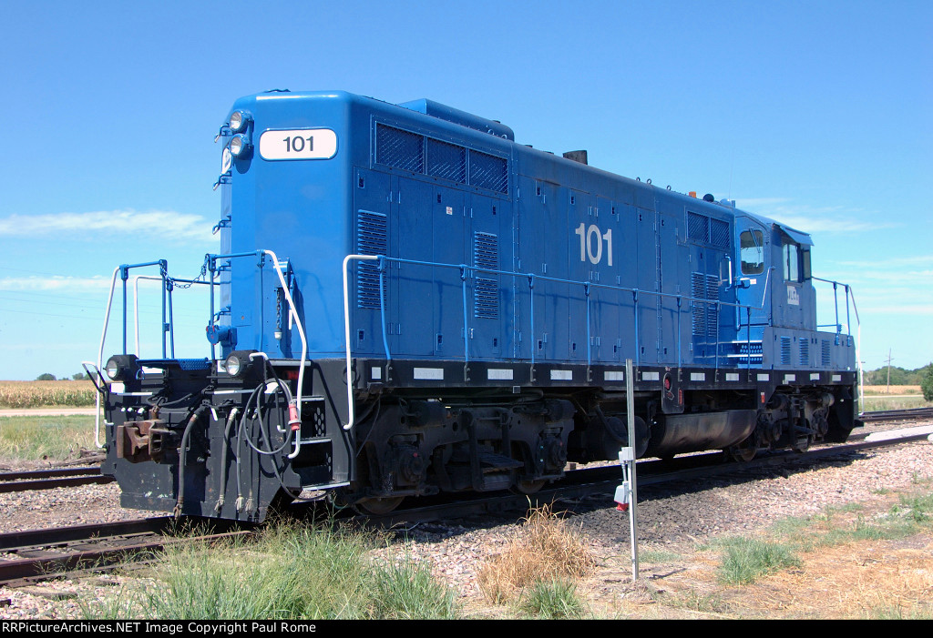 JLCX 101, EMD GP7, ex CNW 4287, ex CNW 1589, working at Farmers Cooperative